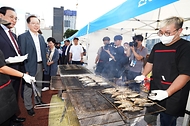 조승환 해양수산부 장관이 23일 서울 동작구 노량진수산시장에서 열린 ‘노량진수산시장 수산대축제’에 참석해 전어 조리 과정을 살펴보고 있다.