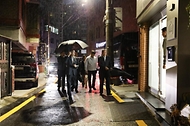 한덕수 국무총리가 26일 서울 성동구 주택가를 찾아 홀로 사는 어르신들에게 우유를 배달하며 안부를 묻는 ‘우유안부 캠페인’ 참여를 위해 이동하고 있다.