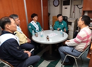 강경성 산업통상자원부 2차관이 26일 경기 오산시 소재 알뜰 차사랑 주유소를 방문해 관계자로부터 주유소 운영현황 및 애로사항을 청취하고 있다.