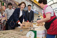 조성경 과학기술정보통신부 제1차관이 25일 세종 조치원읍 세종전통시장을 방문해 영명보육원(사회복지시설)에 전달할 위문물품을 구입하며 상인들과 대화하고 있다.