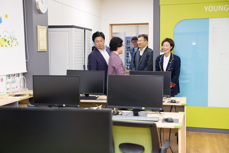 조성경 과학기술정보통신부 제1차관이 25일 세종 영명보육원을 방문해 박연수 영명보육원장으로부터 보육원 시설에 대한 설명을 듣고 있다.