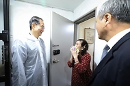한덕수 국무총리가 26일 서울 성동구 주택가를 찾아 홀로 살고 있는 박인애 씨에게 우유를 배달한 뒤 안부를 묻고 있다.