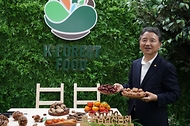남성현 산림청장이 22일 강원 고성군 세계잼버리수련장에서 열린 ‘2023 강원세계산림엑스포 개막식’에 참석해 임산물을 들고 기념촬영을 하고 있다.