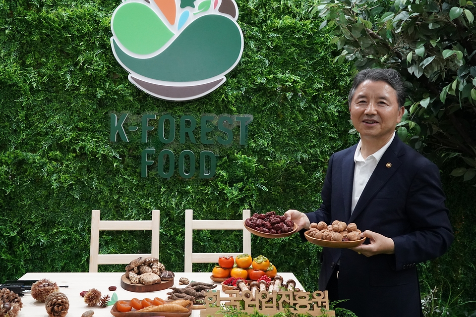 남성현 산림청장이 22일 강원 고성군 세계잼버리수련장에서 열린 ‘2023 강원세계산림엑스포 개막식’에 참석해 임산물을 들고 기념촬영을 하고 있다.
