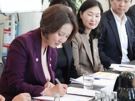 이영 중소벤처기업부 장관이 21일(현지시간) 덴마크 코펜하겐 고등교육과학부에서 열린 ‘한-덴마크 중소기업 및 스타트업 지원 업무협약 체결식’에서 서명하고 있다.
