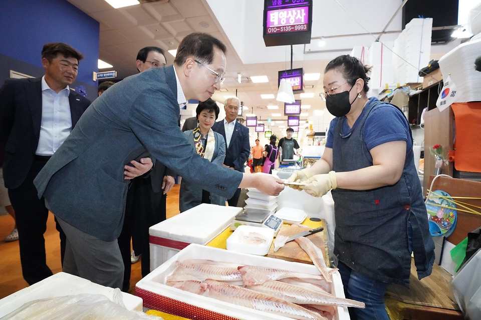 조승환 해양수산부 장관이 23일 서울 동작구 노량진수산시장에 방문해 수산물을 구입하고 있다.