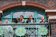 한덕수 국무총리가 25일 서울 중구 덕수궁 내 재건된 돈덕전 개관식에 참석해 건물 2층 테라스에서 덕수궁과 정동 일대를 둘러보고 있다.