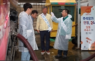 강경성 산업통상자원부 2차관이 26일 경기 오산시 소재 알뜰 차사랑 주유소를 방문해 추석 연휴 대비 일선 현장의 석유가격 동향을 점검하며 관계자와 대화하고 있다.