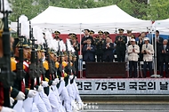 윤석열 대통령이 26일 서울 종로구 광화문광장육조마당에서 열린 ‘제75주년 국군의 날 시가행진’에서 장비 부대의 시가행진을 지켜보며 박수를 치고 있다.