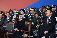 김건희 여사가 26일 경기 성남시 서울공항에서 열린 ‘제75주년 국군의 날 기념식’에서 육군부사관학교 정정숙 소장과 대화하고 있다.