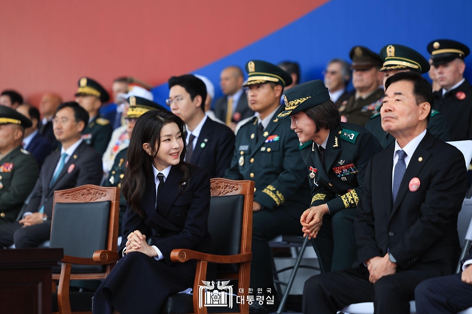 김건희 여사가 26일 경기 성남시 서울공항에서 열린 ‘제75주년 국군의 날 기념식’에서 육군부사관학교 정정숙 소장과 대화하고 있다.
