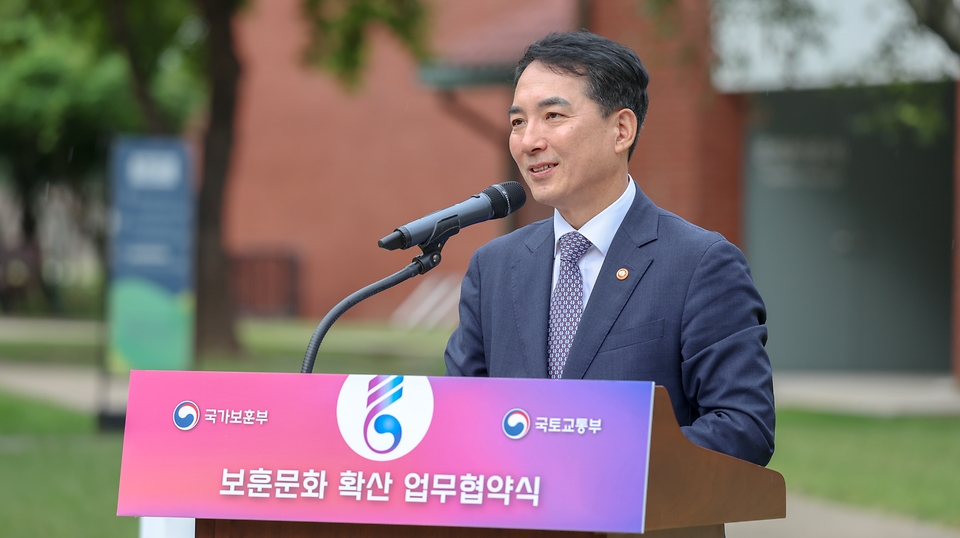 박민식 국가보훈부 장관이 25일 오후 서울시 용산구 용산공원 부분개방부지내 잔디광장에서 열린 보훈부-국토부 보훈문화 확산 업무협약식에 참석하여 인사말을 하고 있다.