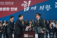 윤석열 대통령이 26일 경기 성남시 서울공항에서 열린 ‘제75주년 국군의 날 기념식’에서 유공자에게 포상하고 있다.