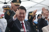 윤석열 대통령이 26일 서울 종로구 광화문광장육조마당에서 열린 ‘제75주년 국군의 날 시가행진’에서 시가행진하는 장병들에게 엄지손가락을 들어 보이고 있다.