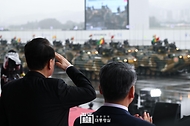 윤석열 대통령이 26일 경기 성남시 서울공항에서 열린 ‘제75주년 국군의 날 기념식’에서 분열을 지켜보며 거수경례를 하고 있다.
