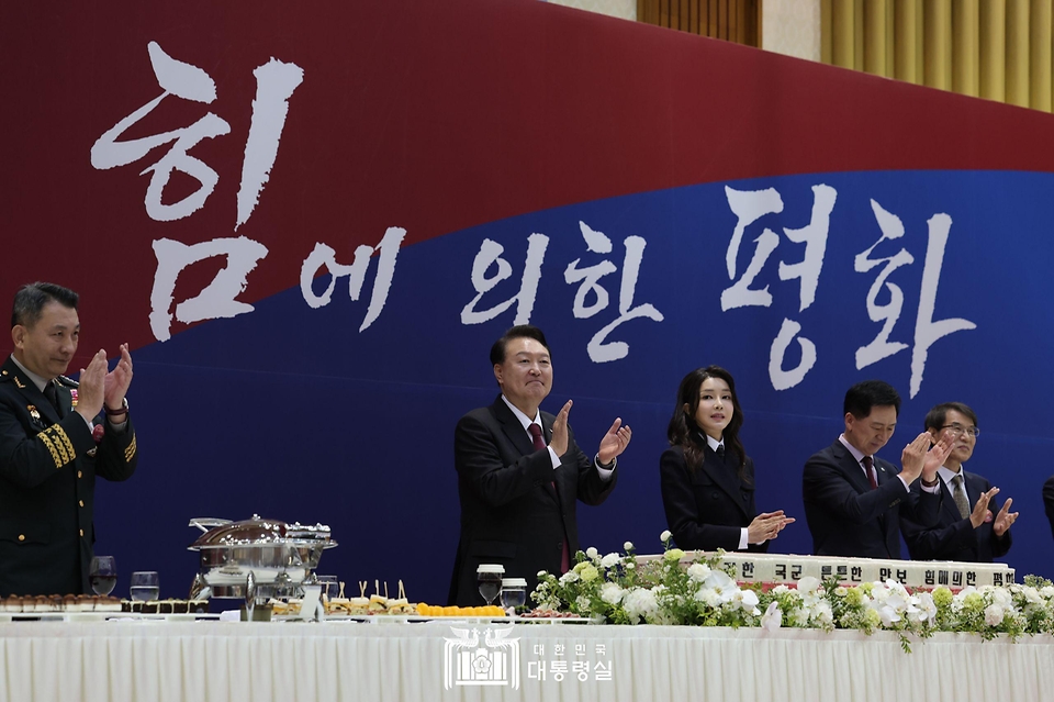 윤석열 대통령과 김건희 여사가 26일 경기 성남시 서울공항에서 열린 ‘제75주년 국군의 날 경축연’에서 박수를 치고 있다.