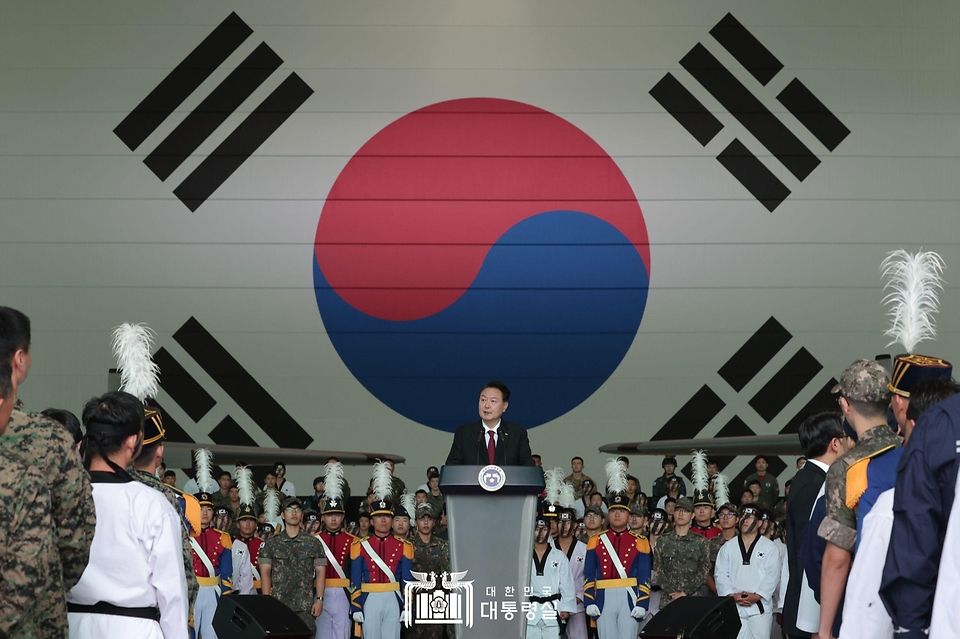 윤석열 대통령이 26일 경기 성남시 서울공항에서 열린 ‘제75주년 국군의 날 기념식 참여 장병 격려행사’에서 격려사를 하고 있다.