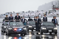 윤석열 대통령이 26일 경기 성남시 서울공항에서 열린 ‘제75주년 국군의 날 기념식’에서 차량에 올라 국군 부대를 사열하고 있다.