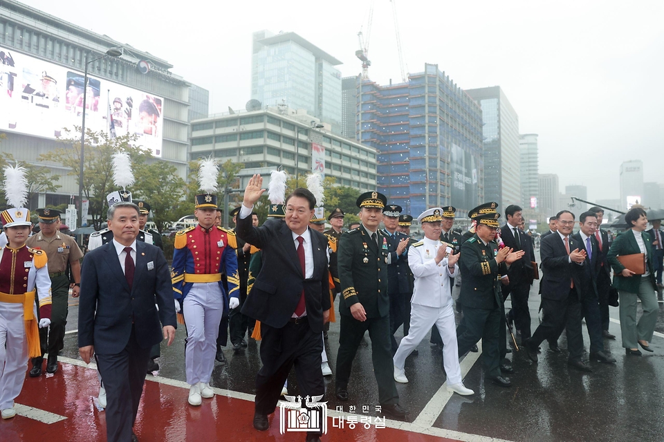 윤석열 대통령이 26일 서울 종로구 광화문광장육조마당에서 열린 ‘제75주년 국군의 날 시가행진’에 참석해 육조마당을 향해 행진하고 있다.