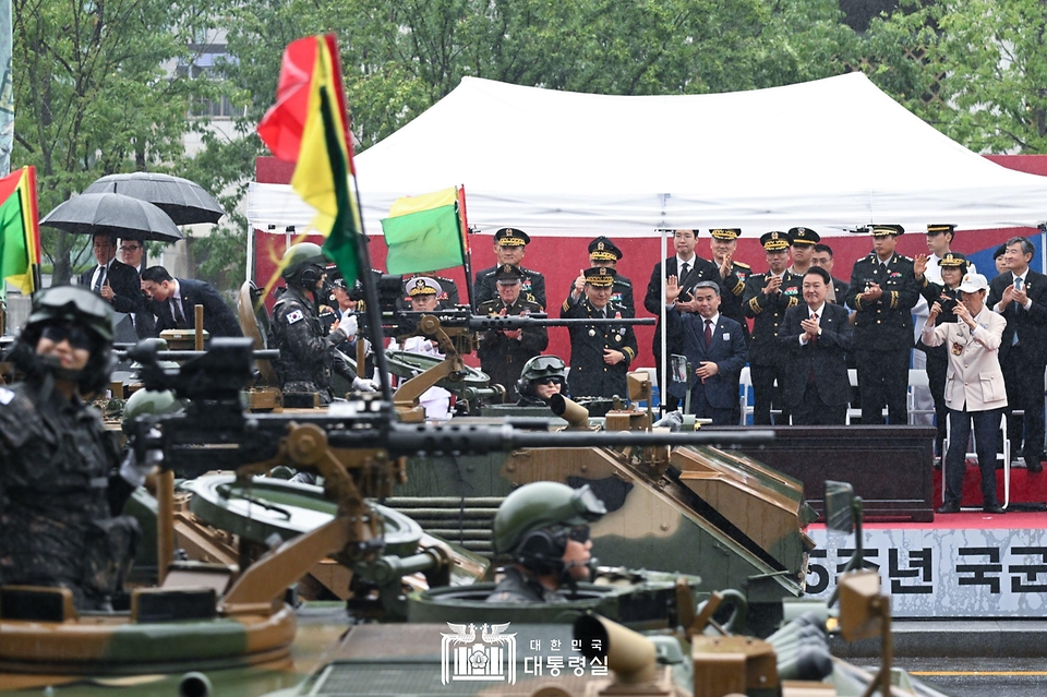 윤석열 대통령이 26일 서울 종로구 광화문광장육조마당에서 열린 ‘제75주년 국군의 날 시가행진’에서 장비 부대의 시가행진을 지켜보며 박수를 치고 있다.
