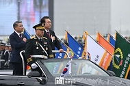 윤석열 대통령이 26일 경기 성남시 서울공항에서 열린 ‘제75주년 국군의 날 기념식’에서 차량에 올라 국군 부대를 사열하며 국기에 대한 경례를 하고 있다.