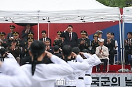 윤석열 대통령이 26일 서울 종로구 광화문광장육조마당에서 열린 ‘제75주년 국군의 날 시가행진’에서 시가행진을 관람하기 앞서 거수경례를 하고 있다.