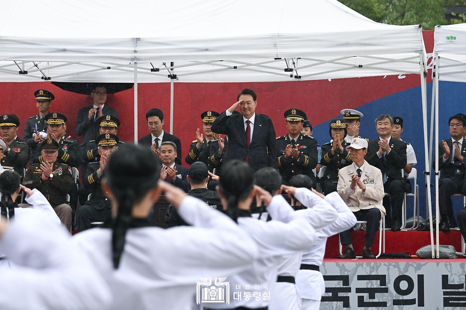 윤석열 대통령이 26일 서울 종로구 광화문광장육조마당에서 열린 ‘제75주년 국군의 날 시가행진’에서 시가행진을 관람하기 앞서 거수경례를 하고 있다.