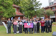 박민식 국가보훈부 장관이 25일 오후 서울시 용산구 용산공원 부분개방부지내 잔디광장에서 열린 보훈부-국토부 보훈문화 확산 업무협약식에 참석하여  원희룡 국토교통부 장관 및 호우회, 대학생, 국토부 청년정책자문단등 미래세대 청년들과 함께 기념촬영을 하고 있다.