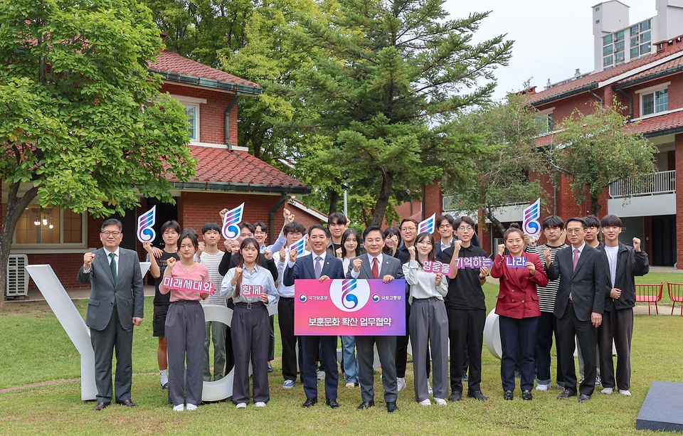 박민식 국가보훈부 장관이 25일 오후 서울시 용산구 용산공원 부분개방부지내 잔디광장에서 열린 보훈부-국토부 보훈문화 확산 업무협약식에 참석하여  원희룡 국토교통부 장관 및 호우회, 대학생, 국토부 청년정책자문단등 미래세대 청년들과 함께 기념촬영을 하고 있다.