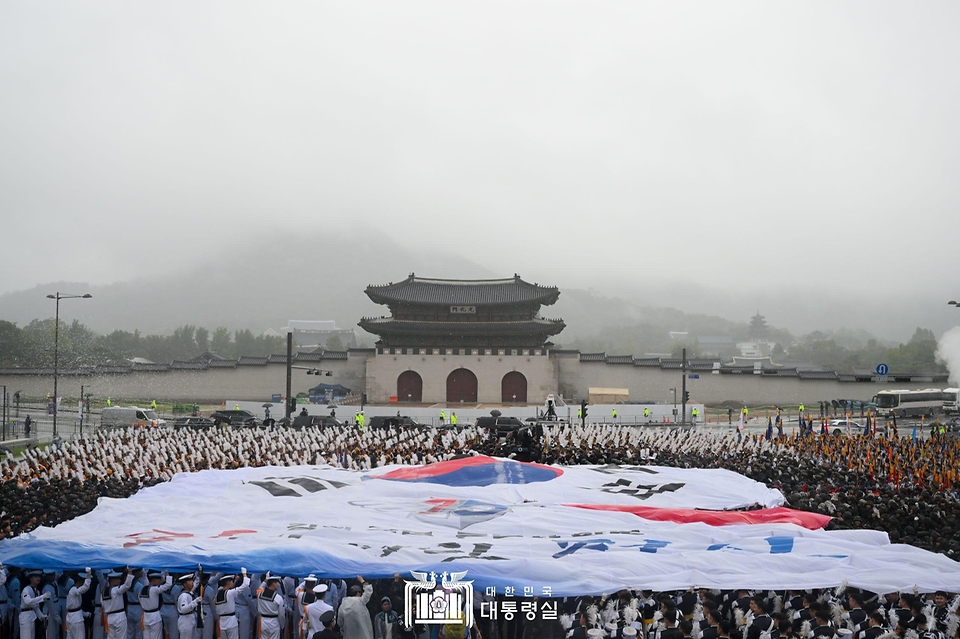 26일 서울 종로구 광화문광장육조마당에서 열린 ‘제75주년 국군의 날 시가행진’에서 대형 태극기가 펼쳐지고 있다.
