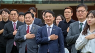 박민식 국가보훈부 장관이 25일 오후 서울시 용산구 용산공원 부분개방부지내 잔디광장에서 열린 보훈부-국토부 보훈문화 확산 업무협약식에 참석하여 원희룡 국토교통부 장관및 호우회, 대학생, 국토부 청년정책자문단등 미래세대 청년들과 함께 국민의례를 하고 있다.