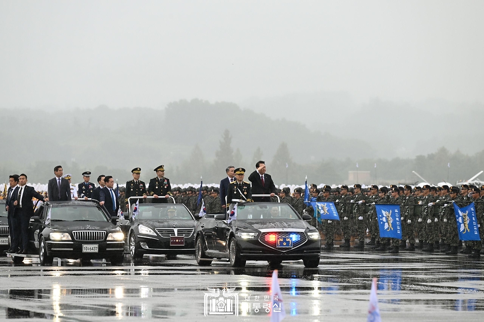 윤석열 대통령이 26일 경기 성남시 서울공항에서 열린 ‘제75주년 국군의 날 기념식’에서 차량에 올라 국군 부대를 사열하며 거수경례를 하고 있다.
