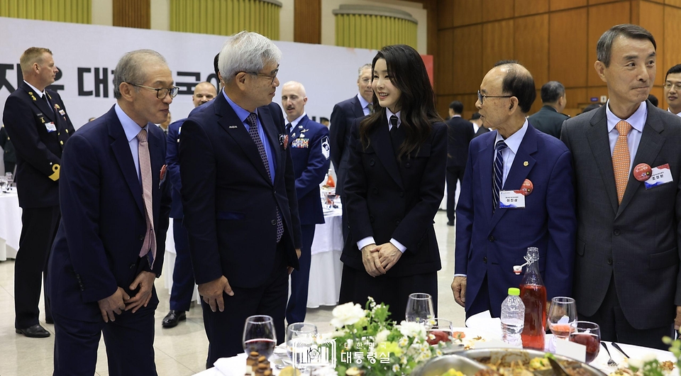 김건희 여사가 26일 경기 성남시 서울공항에서 열린 ‘제75주년 국군의 날 경축연’에서 참석자들과 환담하고 있다.
