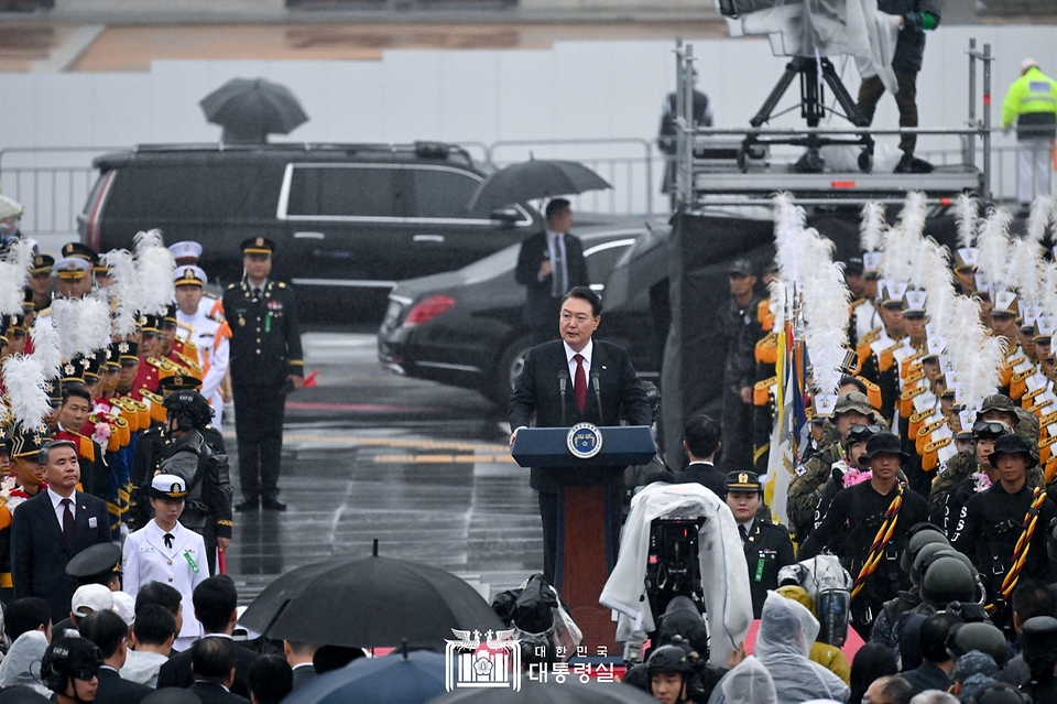 윤석열 대통령이 26일 서울 종로구 광화문광장육조마당에서 열린 ‘제75주년 국군의 날 시가행진’에 참석해 무대에서 발언하고 있다.