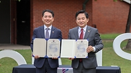 박민식 국가보훈부 장관이 25일 오후 서울시 용산구 용산공원 부분개방부지내 잔디광장에서 열린 보훈부-국토부 보훈문화 확산 업무협약식에 참석하여  원희룡 국토교통부 장관 및 호우회, 대학생, 국토부 청년정책자문단등 미래세대 청년들과 함께 기념촬영을 하고 있다.