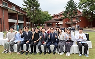 박민식 국가보훈부 장관이 25일 오후 서울시 용산구 용산공원 부분개방부지내 잔디광장에서 열린 보훈부-국토부 보훈문화 확산 업무협약식에 참석하여  원희룡 국토교통부 장관 및 호우회, 대학생, 국토부 청년정책자문단등 미래세대 청년들과 함께 기념촬영을 하고 있다.