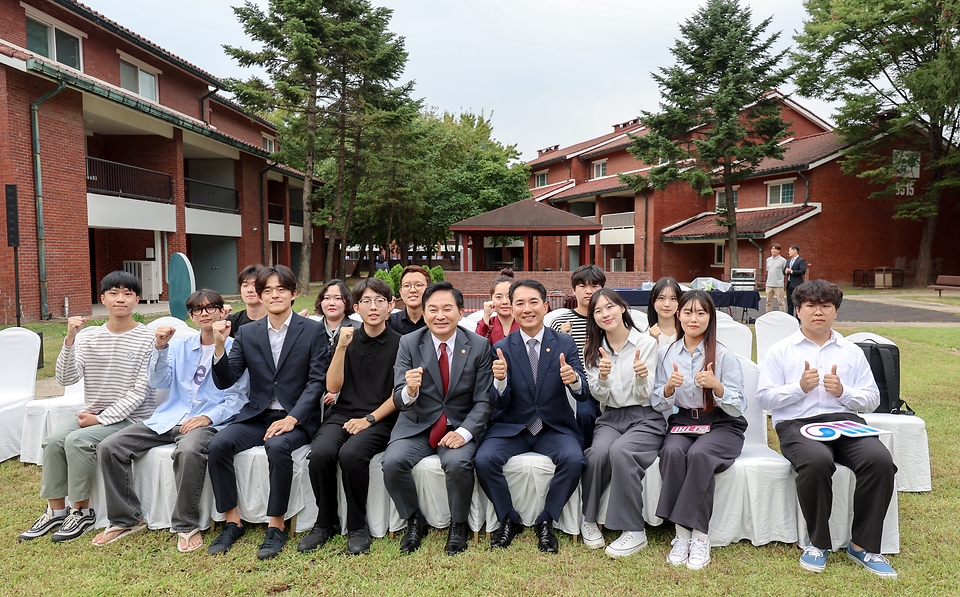 박민식 국가보훈부 장관이 25일 오후 서울시 용산구 용산공원 부분개방부지내 잔디광장에서 열린 보훈부-국토부 보훈문화 확산 업무협약식에 참석하여  원희룡 국토교통부 장관 및 호우회, 대학생, 국토부 청년정책자문단등 미래세대 청년들과 함께 기념촬영을 하고 있다.