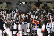 윤석열 대통령이 26일 경기 성남시 서울공항에서 열린 ‘제75주년 국군의 날 기념식 참여 장병 격려행사’에서 격려사를 하고 있다.