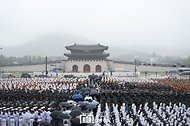 26일 서울 종로구 광화문광장육조마당에서 ‘제75주년 국군의 날 시가행진’이 진행되고 있다.