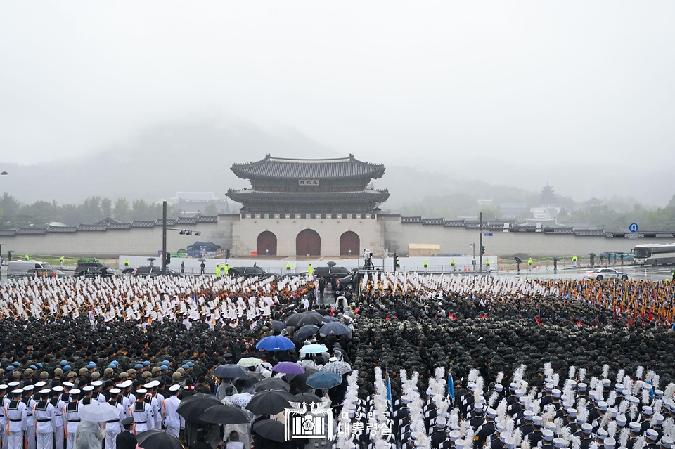 26일 서울 종로구 광화문광장육조마당에서 ‘제75주년 국군의 날 시가행진’이 진행되고 있다.
