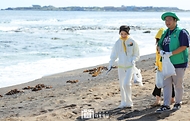 김건희 여사가 6일 제주 서귀포시 광치기 해변에서 반려해변 정화활동을 하고 있다.