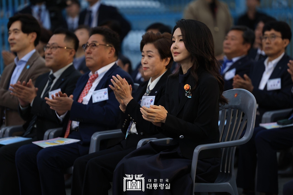 김건희 여사가 제주 서귀포시 서귀포항에서 열린 ‘제4회 제주 서귀포 은갈치 축제 개막식’에 참석해 박수를 치고 있다.