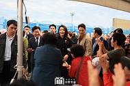 김건희 여사가 제주 서귀포시 서귀포항에서 열린 ‘제4회 제주 서귀포 은갈치 축제 개막식’에 참석해 시민들과 인사하고 있다.