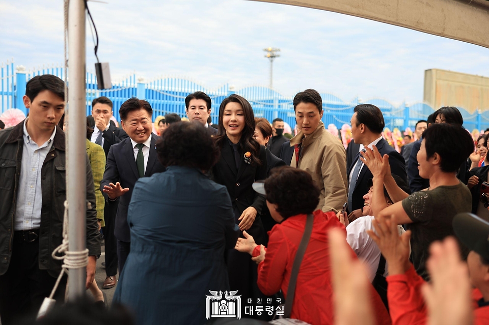 김건희 여사가 제주 서귀포시 서귀포항에서 열린 ‘제4회 제주 서귀포 은갈치 축제 개막식’에 참석해 시민들과 인사하고 있다.