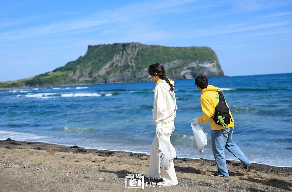 김건희 여사가 6일 제주 서귀포시 광치기 해변에서 반려해변 정화활동을 하고 있다.