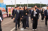 김건희 여사가 제주 서귀포시 서귀포항에서 열린 ‘제4회 제주 서귀포 은갈치 축제 개막식’에 입장하고 있다.