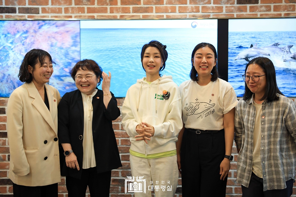 김건희 여사가 서귀포시 제주 해양수산연구원에서 열린 ‘해양동물 보호 단체·기관 관계자 간담회’에서 참석자들과 기념촬영을 하고 있다.