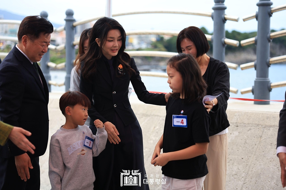 김건희 여사가 제주 서귀포시 서귀포항에서 열린 ‘제4회 제주 서귀포 은갈치 축제 개막식’에 참석해 어린이들과 인사하고 있다.