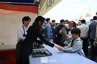김건희 여사가 제주 서귀포시 서귀포항에서 열린 ‘제4회 제주 서귀포 은갈치 축제 개막식’에서 어린이에게 은갈치 회무침을 나눠주고 있다.