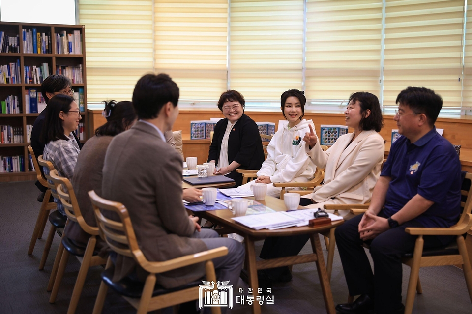 김건희 여사가 서귀포시 제주 해양수산연구원에서 열린 ‘해양동물 보호 단체·기관 관계자 간담회’에서 관계자들과 대화하고 있다.